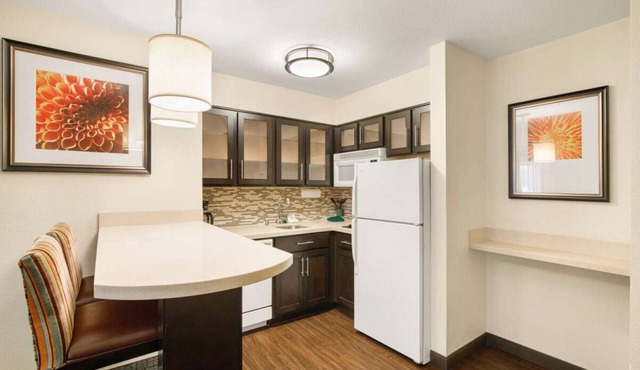 Pet-friendly Property! Full Kitchen, Outdoor Swimming Pool, Free Breakfast!