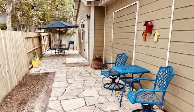 Pet Friendly - Quaint Seguin Cottage - Convenient to Downtown