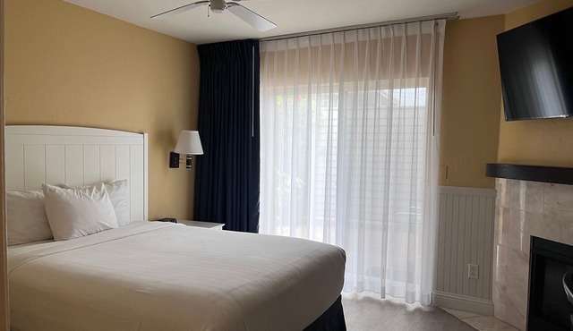 PET FRIENDLY Queen Room at Ocean-Side Property!