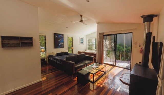 Pet Friendly Rainforest Cabins located 10 minutes from beachfront !