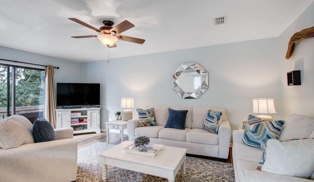 Pet Friendly | Renovated Forest Ridge Villa | 5-7 Minute Walk to the Beach | Community Pool & Tennis