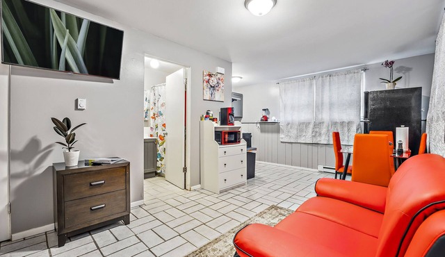 Pet Friendly/RedStudio1116F/FastWiFi/BigTV/FreePKG/near Downtown Aurora.