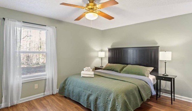 Pet Friendly Relaxing Retreat Walk to DT|King Bed