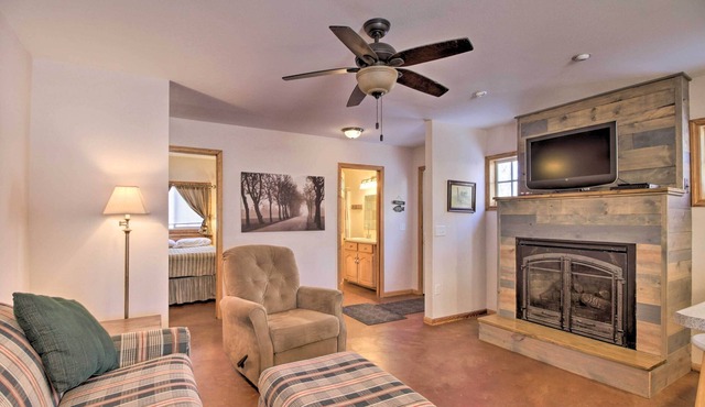Pet-Friendly Resort Cabin on Twin Lakes!