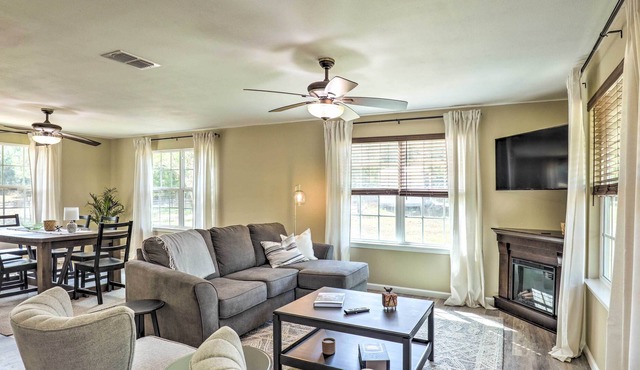 Pet-Friendly Retreat < 5 Mi to Bastrop Lake!