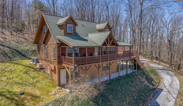 Pet-Friendly Retreat in Comfortable 4BR Bears Den