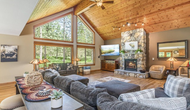 Pet-Friendly Retreat | Room to Play, Space to Relax + GameRm/Spa & 1PM In/Out