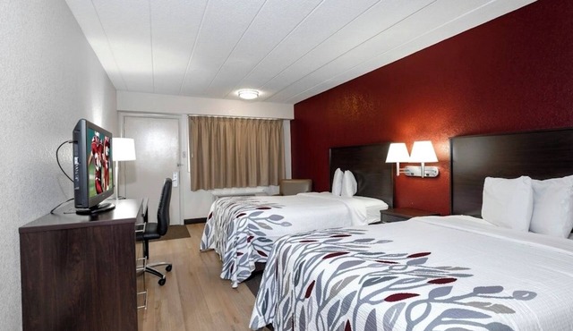 Pet-Friendly Retreat near Trolley Museum – 8 Min Drive - Free Parking!