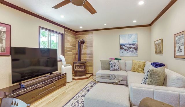 Pet-Friendly Retreat w/Fenced Yard in Aurora