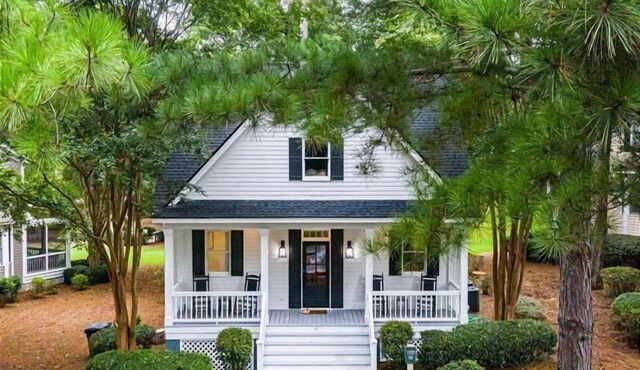 Pet friendly Reynolds Lake Oconee Retreat with Common Areas and Dock Access.