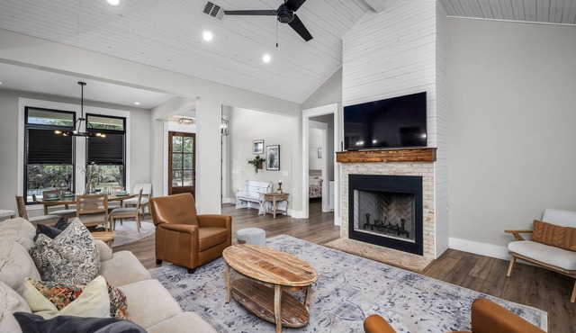 Pet-Friendly River Walk Cabin| Fire Pit | Sleeps 8