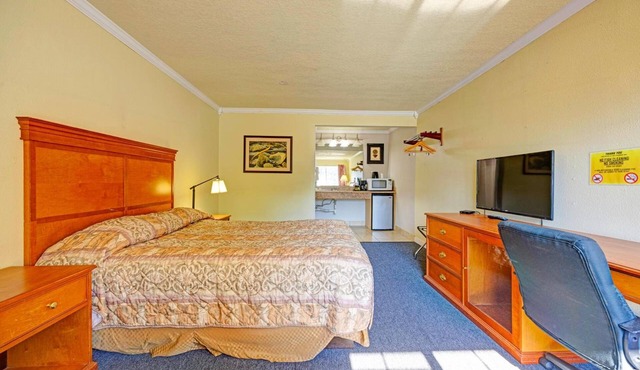 Pet-Friendly Riverside Room w/ Queen Bed Near Columbia Gorge