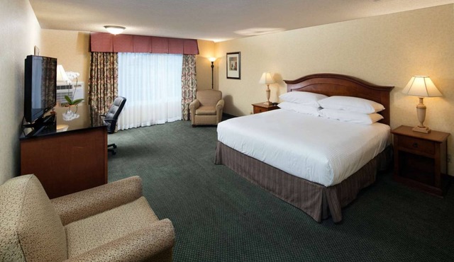 Pet-Friendly Room Ideal for Travelers Exploring Scenic Arcata Bay & Sequoia Zoo