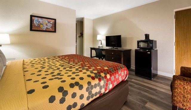 Pet Friendly Room | Minutes to Go Fish Education Center | Free Self Parking