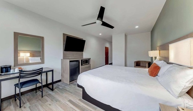 Pet-Friendly Room Near The Alamo w/Free Breakfast Included - DT Location