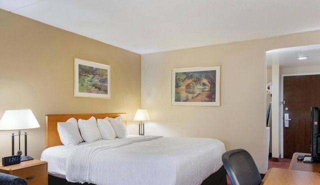 Pet-Friendly Room near Smithfield Crossings | Free Parking, Breakfast & Pool