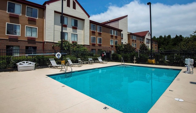 Pet Friendly Room Near Crosswinds Golf Club - 1.1 miles | Free Parking