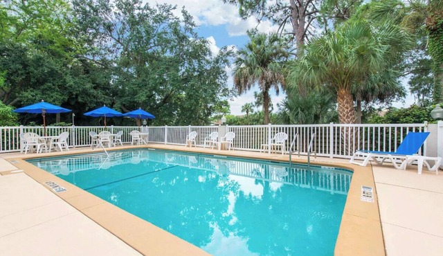 Pet-Friendly Room Stay Close to Sarasota’s Attractions – Ideal for Families!