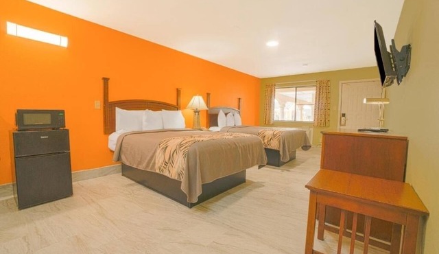 Pet Friendly Room by Aquarium + Parking, Close to Attractions