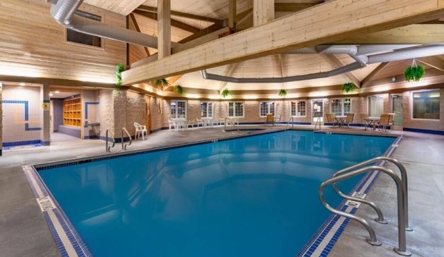 Pet-Friendly Room with Indoor Swimming Pool - Ideal for Adventure Seekers