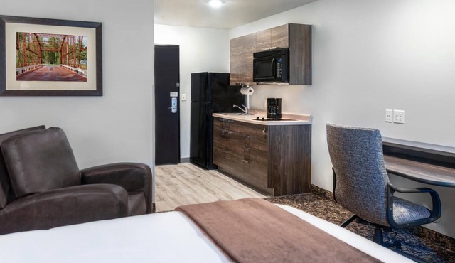 Pet-Friendly Room w/Free On-Site Parking | Near Caraway Plaza
