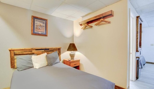 Pet-Friendly Room w/Free Parking Close to Scenic Missouri River Views