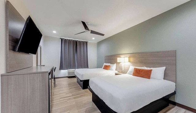 Pet-Friendly Room w/Free Breakfast Near Alamodome – Ideal for Events & Games