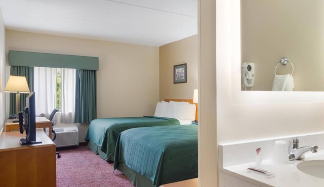 Pet-Friendly Room w/Free Parking, Free Bfast & Access to Onsite Pool!