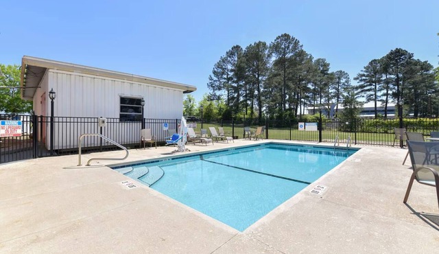 Pet Friendly Room With Parking Near BBQ And Family Fun