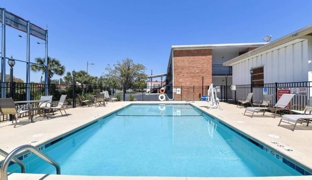 Pet Friendly Room With Parking Near BBQ And Family Fun