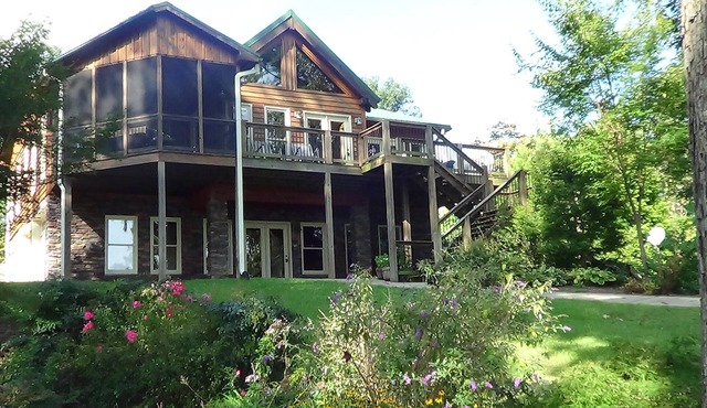 Pet Friendly, Rustic LakeFront Home, 4 kayaks, Pontoon rental, free WiFi, Floats