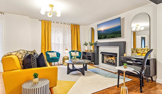 Pet-Friendly, Sauna, Hot Tub, Game Room, Two Firepits, Sleeps 12