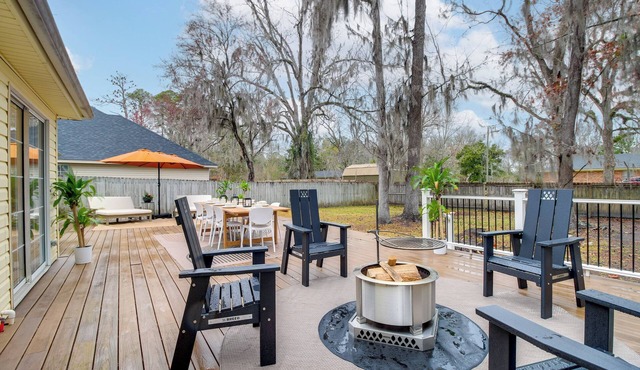 Pet-Friendly Savannah Home w/Cozy Fireplace!