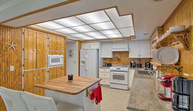 Pet-friendly Sebastian Home on Lake; Golf Nearby