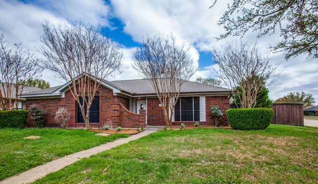 Pet-friendly SFH on corner lot in great neighborhood