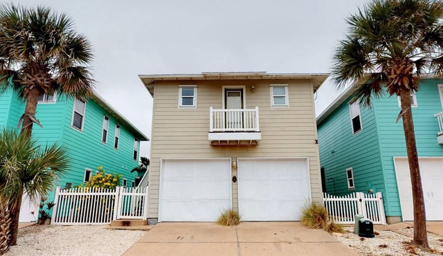 Pet Friendly, Shared Heated Pool, Gated in Village Walk, Golf Cart Accessible