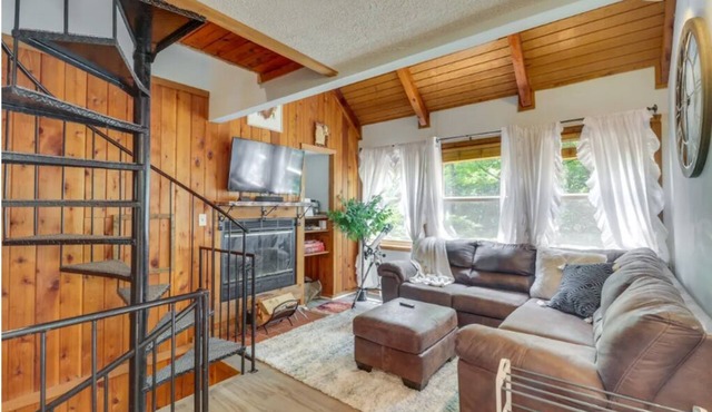 Pet-Friendly Shenandoah Valley Cabin w/Hot Tub, Pool & Lake Access, Near Bryce