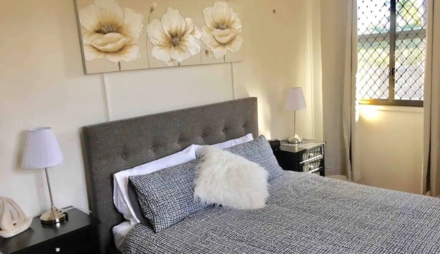 Pet friendly Sleeps 10 Free Wifi & Netflix Air Con Minutes to Town close to park