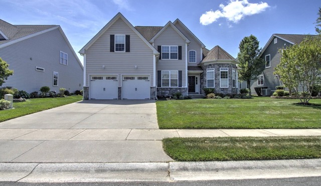 Pet Friendly, Sleeps 10, 2 Community Pools, 4 Bikes, and Free Amenities, 10 Mins to the Beach