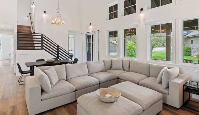 Pet Friendly, Sleeps 10 People, Private Hot Tub, High Speed WiFi & AC