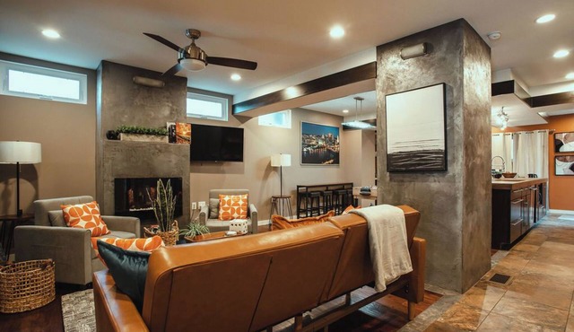 Pet-Friendly Southside Getaway - Sleeps 12