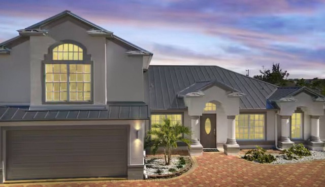 Pet friendly spacious home for large groups! Pool & jacuzzi, game room!