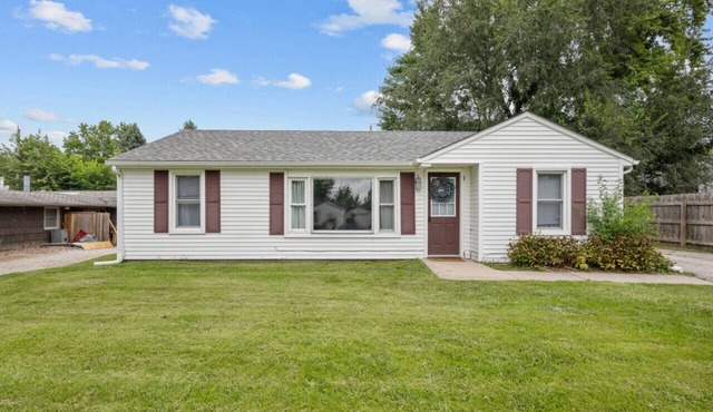 Pet Friendly & Spacious 3 BR in Silvis + Garage