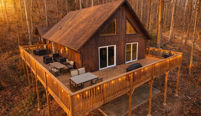 Pet-Friendly Spacious Mountain Cabin w/Hot Tub - 5 min to Downtown - EV Charger