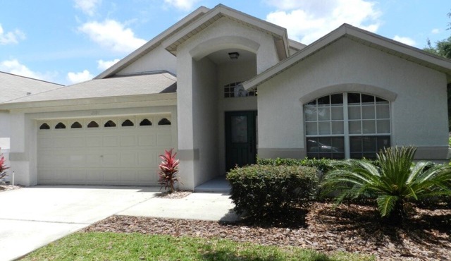 Pet Friendly - Spacious corner lot with privacy hedges. Country, cozy feel minutes from the theme parks!