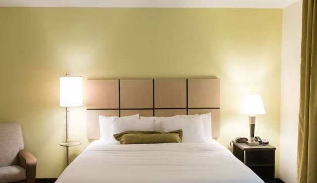 Pet-Friendly Stay w/Kitchenette Near Bass Pro Shops, Dining & I-12 Access