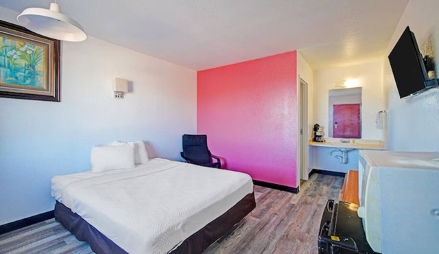 Pet-Friendly stay near Steins Ghost Town w/Highway Access | Free Parking!