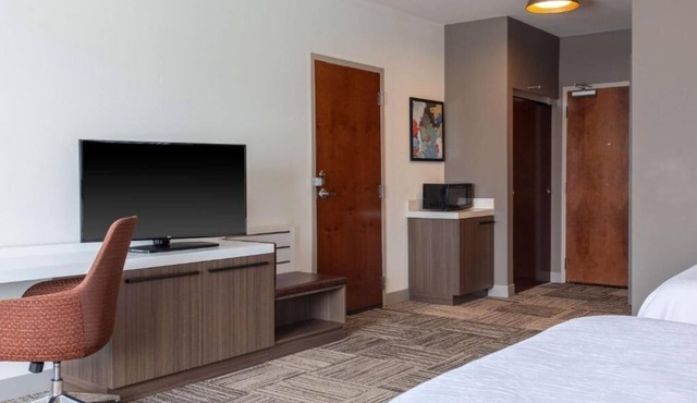 Pet-Friendly Stay: Indoor Pool, Minutes from the Big Dam Bridge & Old Mill Park.