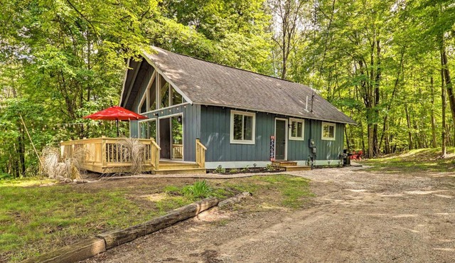 Pet-Friendly Stanwood Sanctuary with Fire Pit!