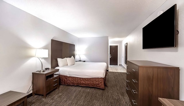 Pet-Friendly Stay at Red Lion Inn & Suites Grants Pass! Near Rogue River, Pool!